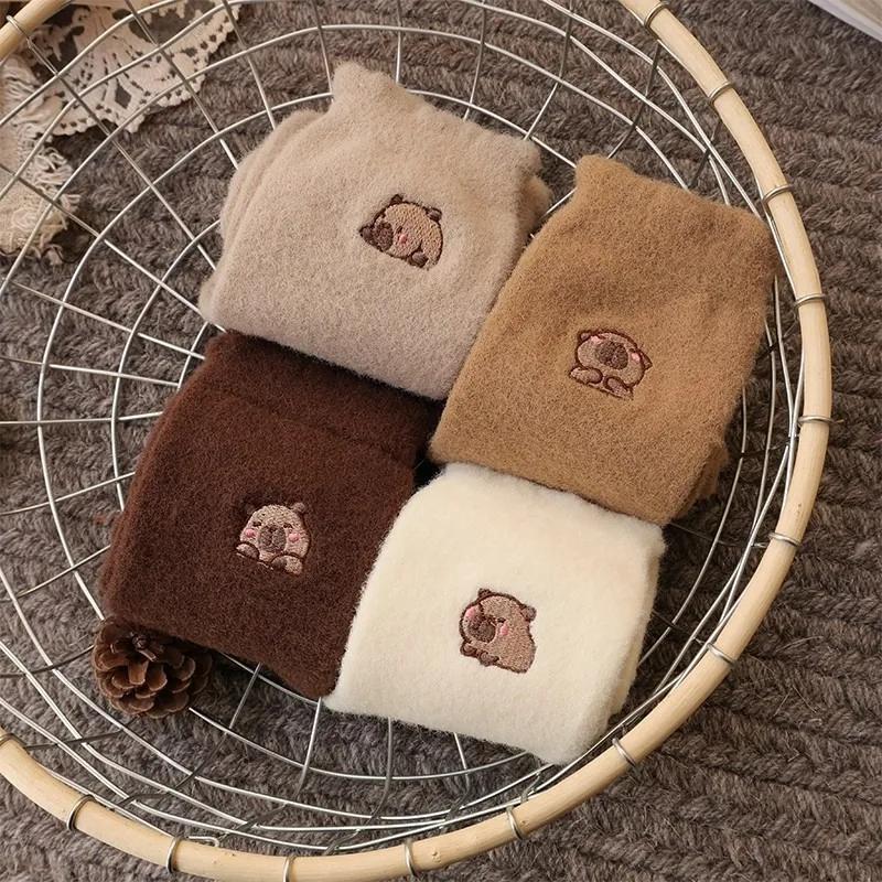Damen Winter Thermosocken Nerzsocken Cartoon Capybara Aufdruck Weich Warm Fleece Bequem Plüschsocken Kawaii Schlafboden Mittelschaftsocken