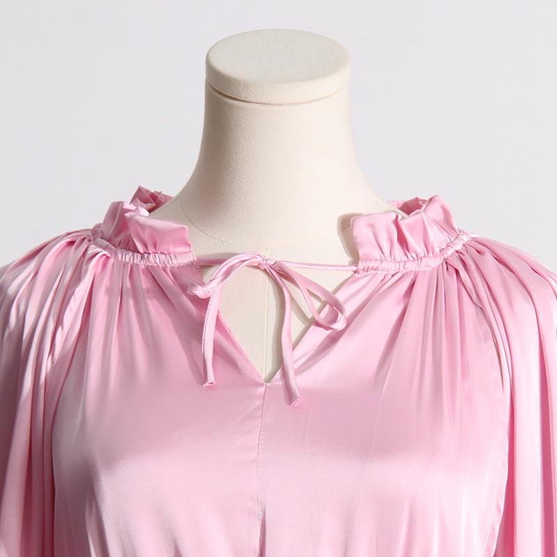 Sommermode 2025: Plissiertes Taillen-Rüschenkleid im Cape-Stil für Damen