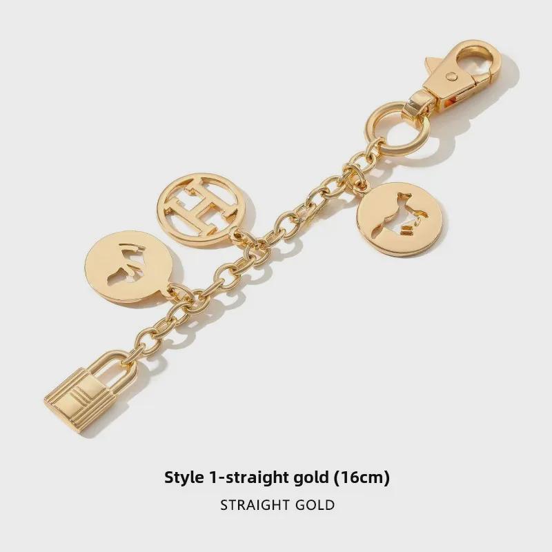 

H-96 Металлический ремень через плечо: Увеличьте или трансформируйте свою сумку H с помощью этого эксклюзивного аксессуара в виде плечевого ремня-цепочки.