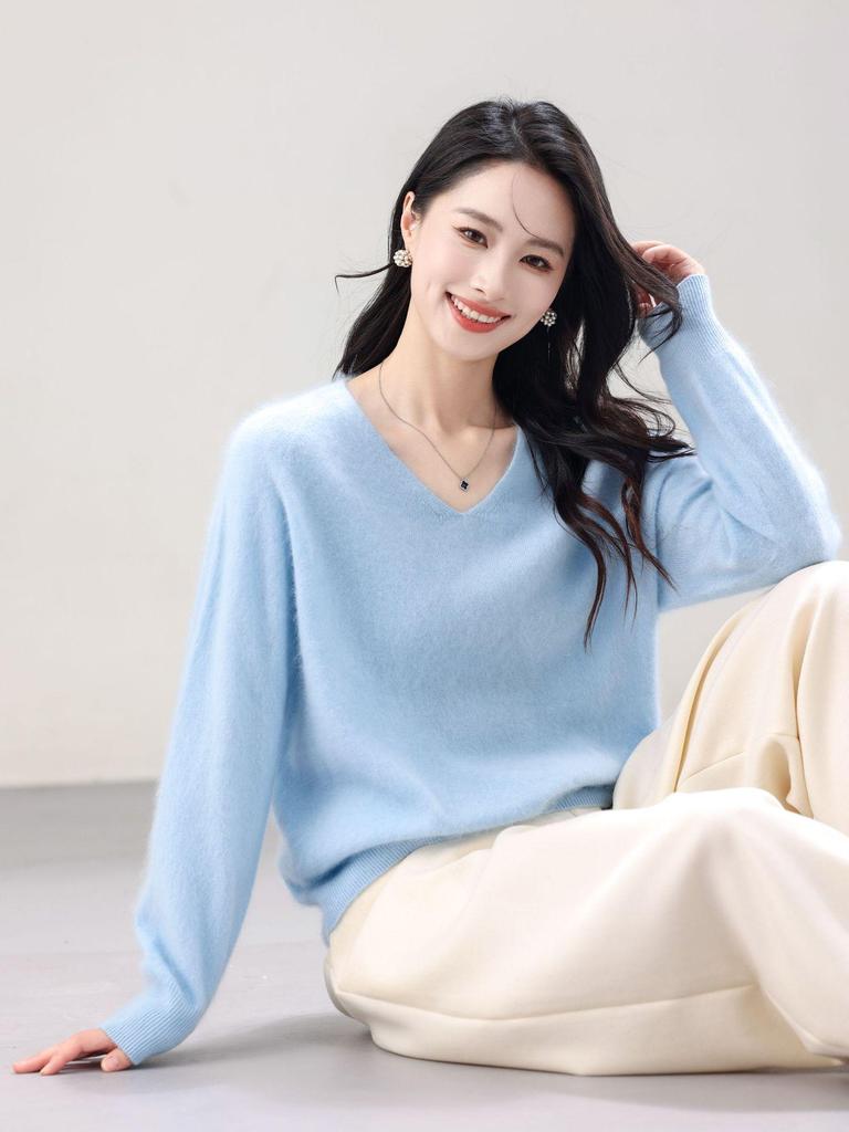Women's 26-Year Brush V-Neck Sweater: 5% Cashmere, 5% Silk, 90% Australian Wool - Seamless and Versatile