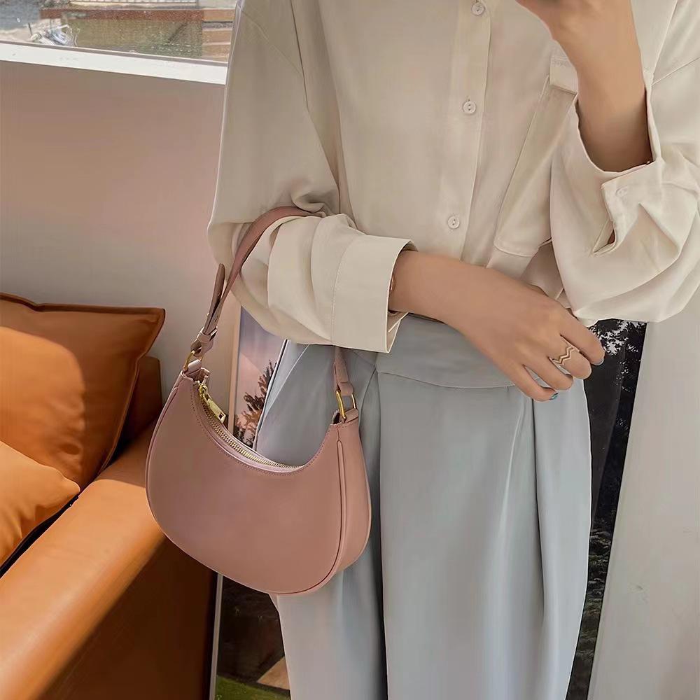 

2024 Crescent Moon Underarm Bag: Women s Summer Shoulder & Handheld Baguette with Niche Design, High-End Feel розовый