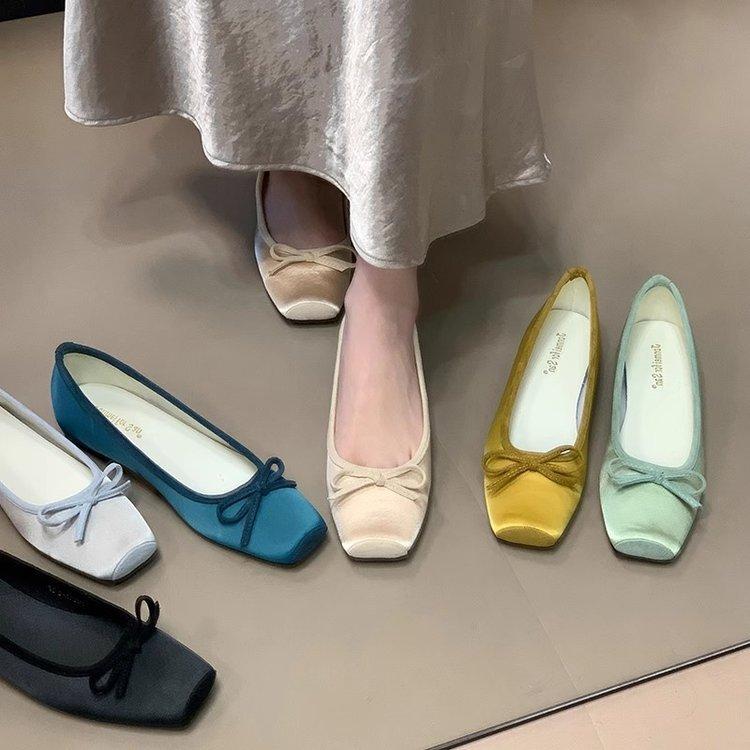 The inner height is increased by 3 cm. 'Rubber cloth lazy shoes have a shallow mouth and a pedal. The inner height is increased. Square head low