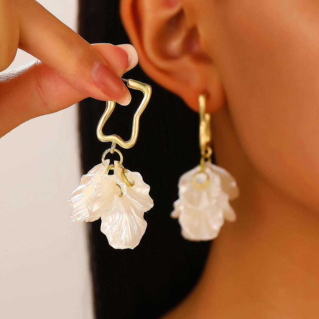 New Exquisite Temperament Pearl Shell Flower Dangle Earrings for Women Charm Summer Beach Korea Earring Jewelry Accessory Gift
