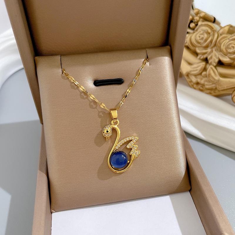 **Lively Women's Necklace: Titanium Steel & Gold-Plated Copper Clavicle Chain**