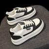 Le nuove scarpe da donna sono traspiranti, versatili, con suola spessa che aumenta l'altezza e sneakers sportive casual.