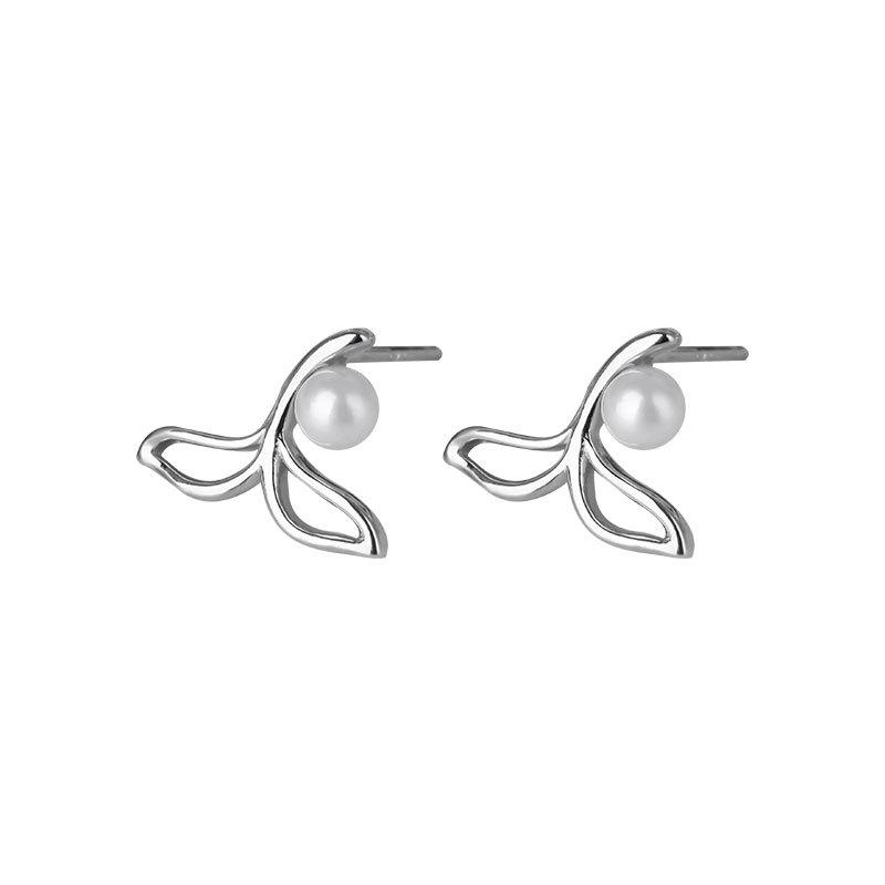 

Милые маленькие серьги из жемчуга. Элегантные и свежие серьги на Новый год.