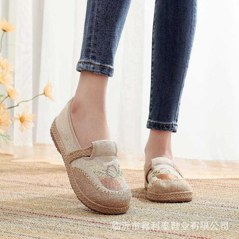 

Весенне-летние новые вышитые туфли для среднего и пожилого возраста, тканевые туфли, женские ленивые туфли-лоферы на одной педали, нескользящие, легкие, одинарные туфли 35