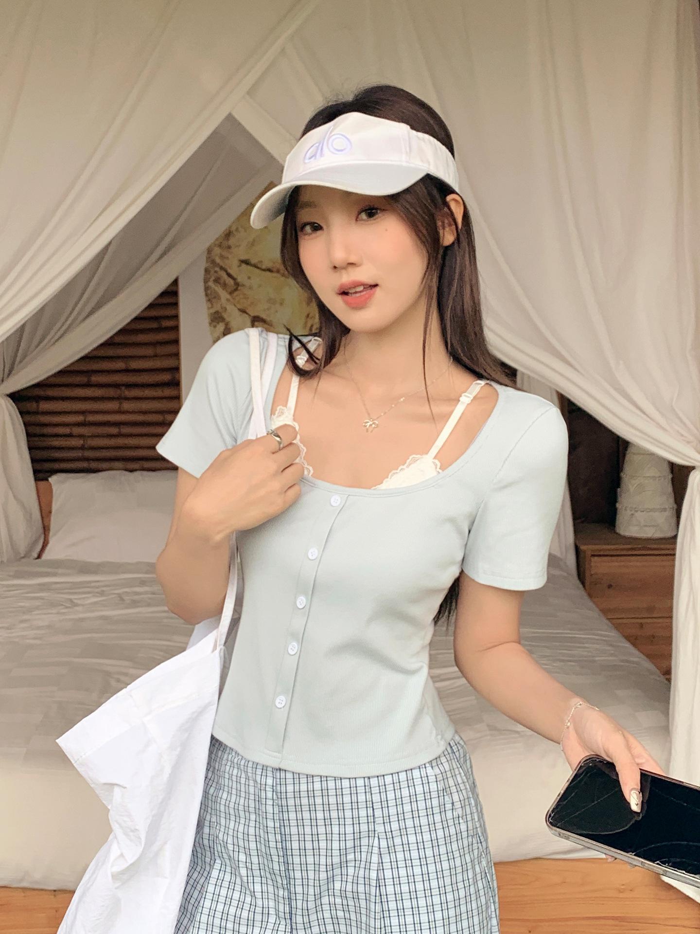 

Design lace splicing fake two-piece unique short-sleeved t-shirt women s summer beauty slim-fitting clavicle top L світло-синій колір