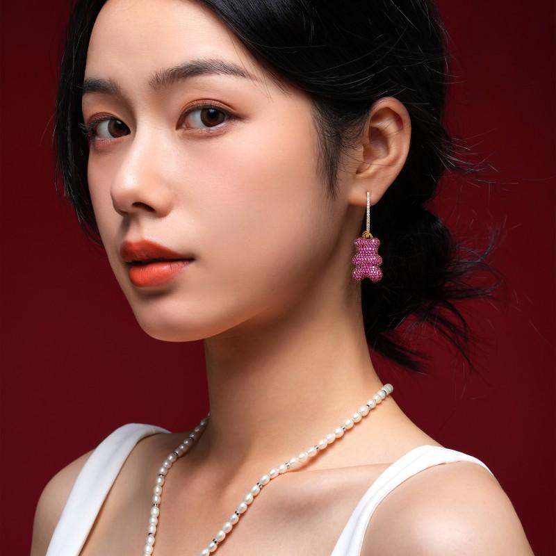 APM Monaco earrings YUMMY Series [Romantic Confession] 40th Anniversary Bear Hoop Design Earrings, Light Rose purple two-color single F Endless love