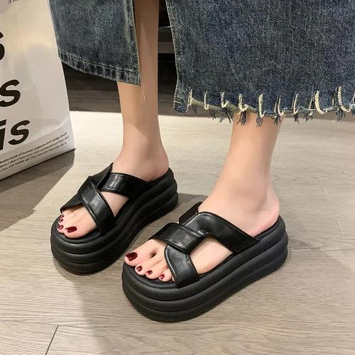 

Модные летние новые туфли-тапочки-маффины высотой 7 см для женщин, сандалии с открытым носком, на толстой подошве, с перекрестными ремешками, пляжные шлепанцы для женщин 39 чёрный