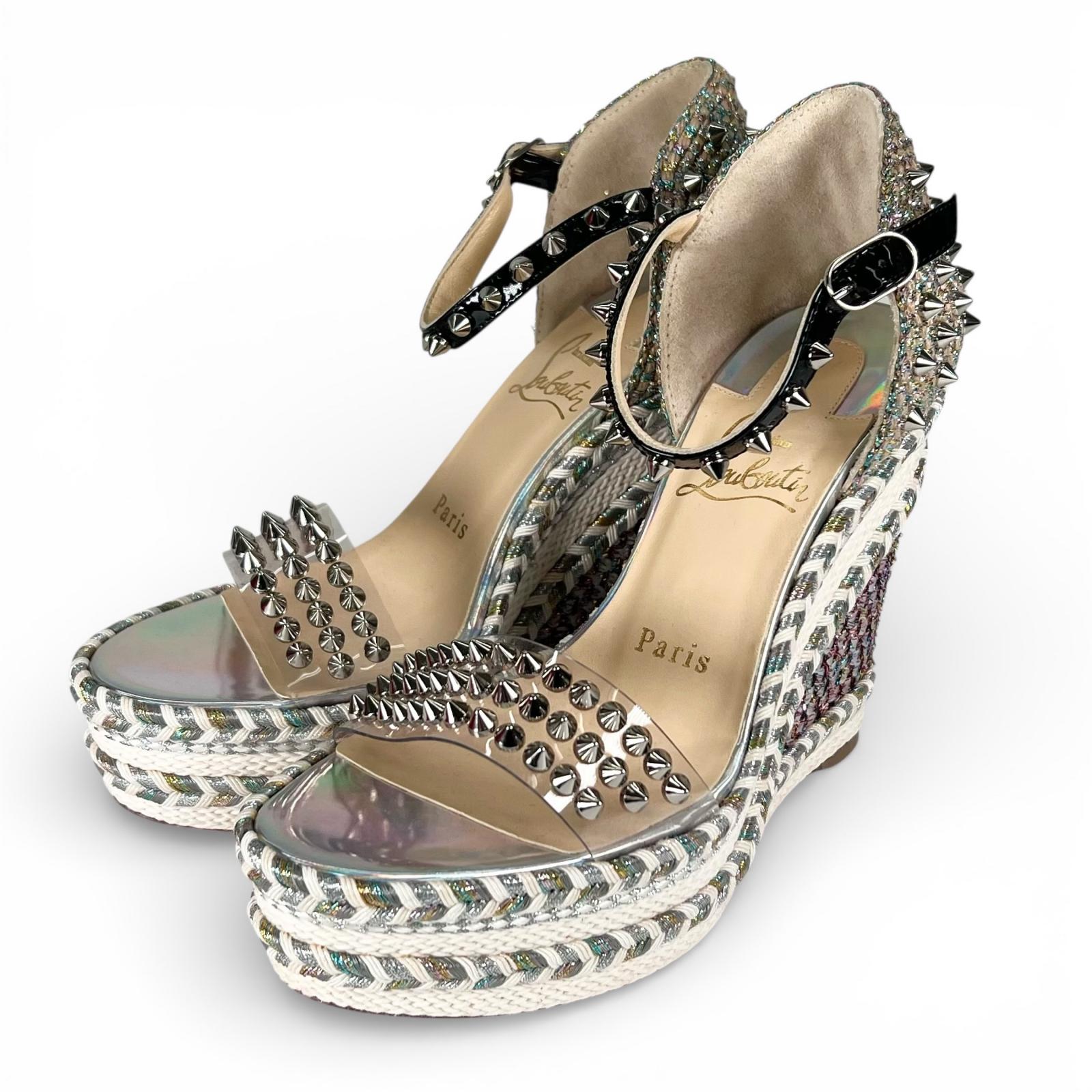 Безупречные босоножки Christian Louboutin на танкетке со шипами Серебристо-бежевые 35 Бу 29180₽