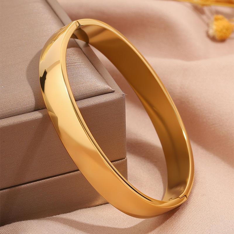 Hot-selling titanium steel bracelet, girls' high-end sense of fashion, popular light luxury in Europe and the United States, Gypsy star love diamond
