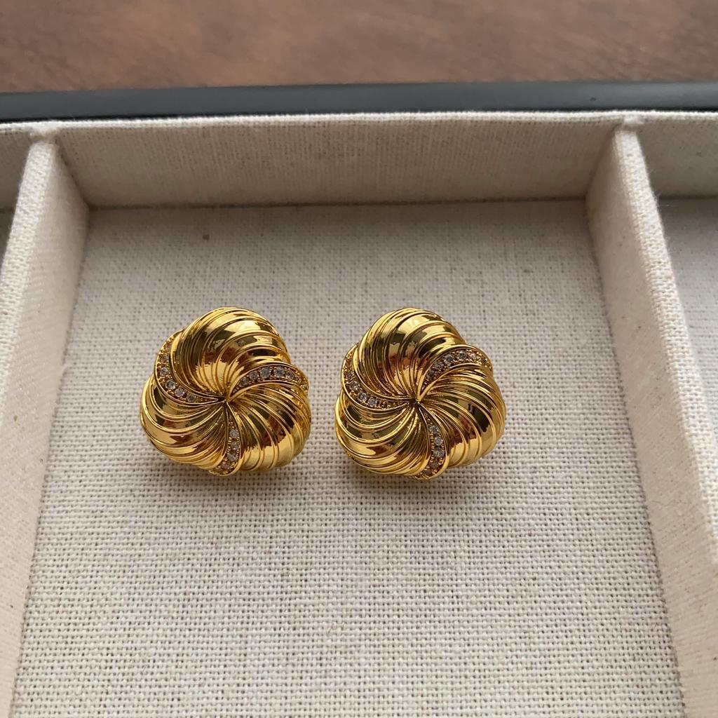 Exquisite three-dimensional metal twist spiral stud earrings with diamonds, retro temperament earrings