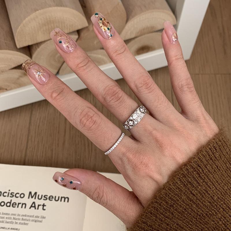 Mittelalterlicher Hofstil Leichter Luxus Nische Retro Hohlmuster Quadratischer Diamantring Besetzt mit Zirkon High-End Design Ring