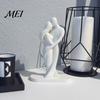 Polierte Eckskulptur Abstrakte Menschenkörperstatue, Weibliche Figur die Liebe umarmt Skulptur, 3D-Einteilige Formung Nahtlose Spleißkunststatue