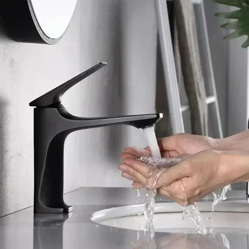 Household Hot and Cold Water Mixing Tap Bathroom Faucet Splash Proof Single Hole Basin Faucets Deck Mounted Black/silver/white