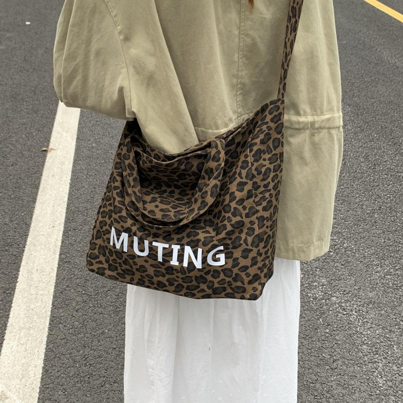 

Canvas bag women s 2025 new popular fashion versatile shoulder bag large capacity tote bag commuter messenger bag коричневый