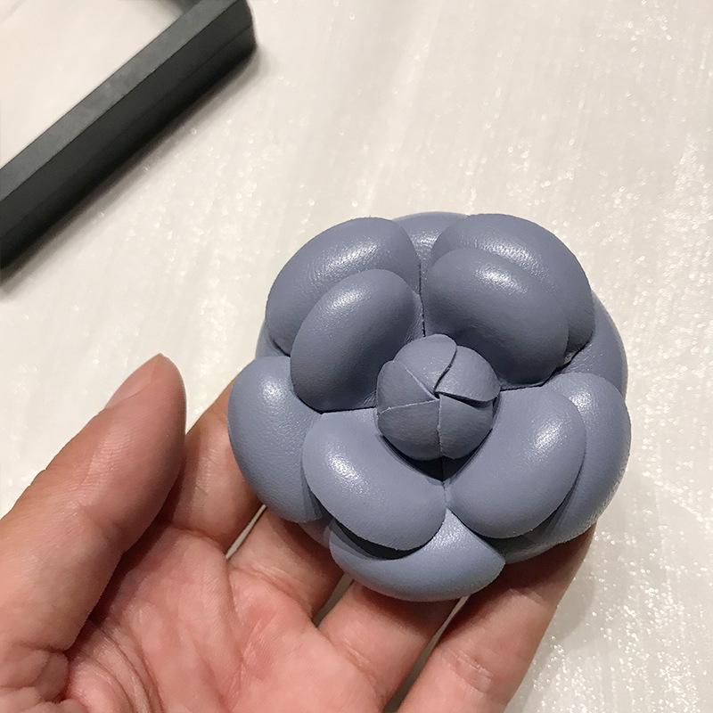 

Роскошная ручная работа Брошь-камелия: Натуральная кожа, Универсальная цветочная брошь и булавка двойного назначения.