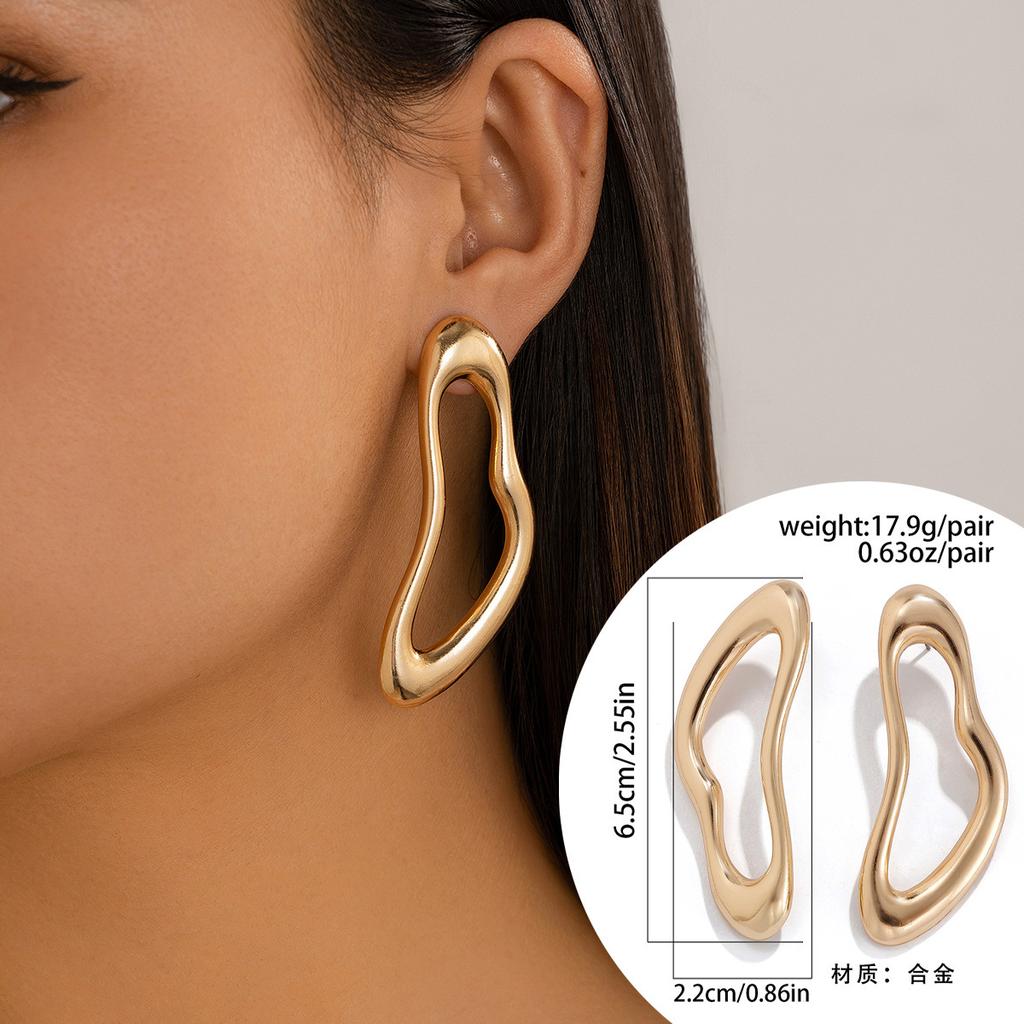 Gefaltete Metall-Wassertropfen-Steckohrringe Übertriebene unregelmäßige geometrische Textur Ohrschmuck