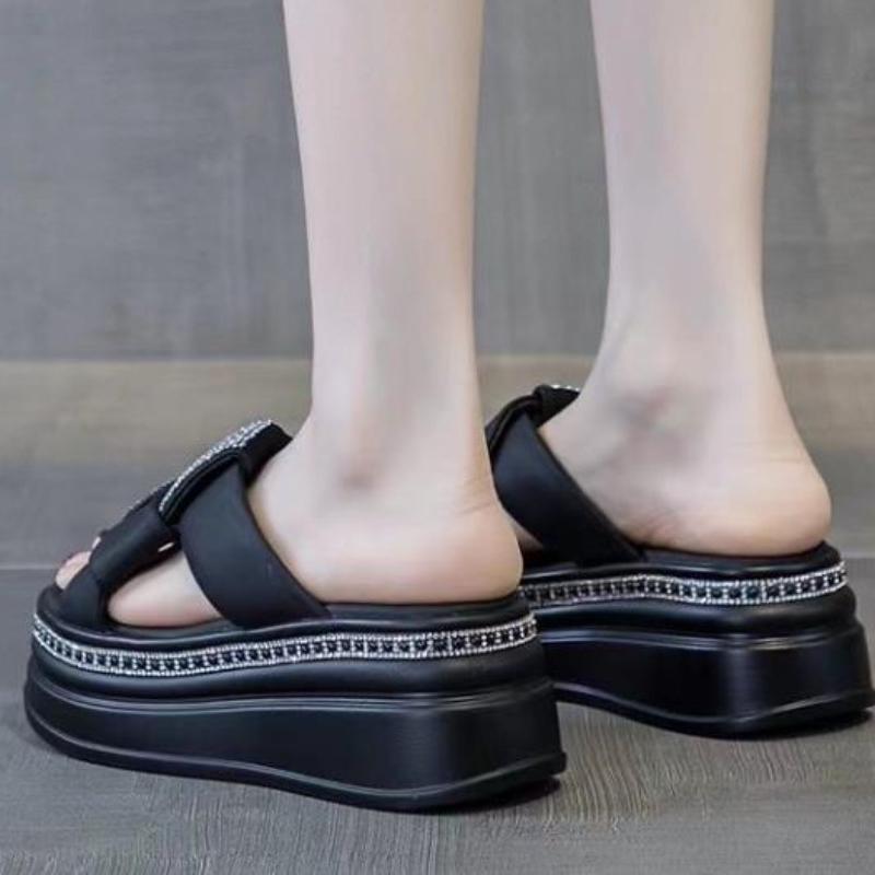 Pantoufles à talons inclinés pour femmes 2024 Nouveaux vêtements d'été à la mode Pantoufles à talons hauts à semelle épaisse polyvalentes et à strass rehaussés