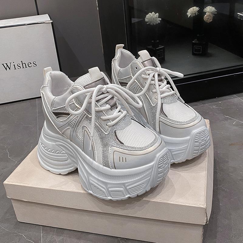 

Модные и популярные серебристые кроссовки-папы женские 2025 новые осенние модели легкая женская обувь увеличивающая рост повседневная спортивная обувь туфли 39 белый
