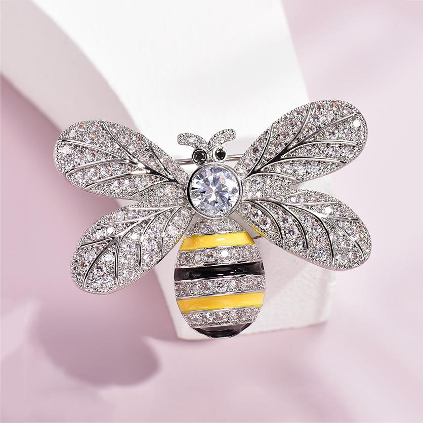 

Брошь «Маленькая пчелка» — это высококлассная женская модная брошь с нишевым чувством дизайна. серебряный