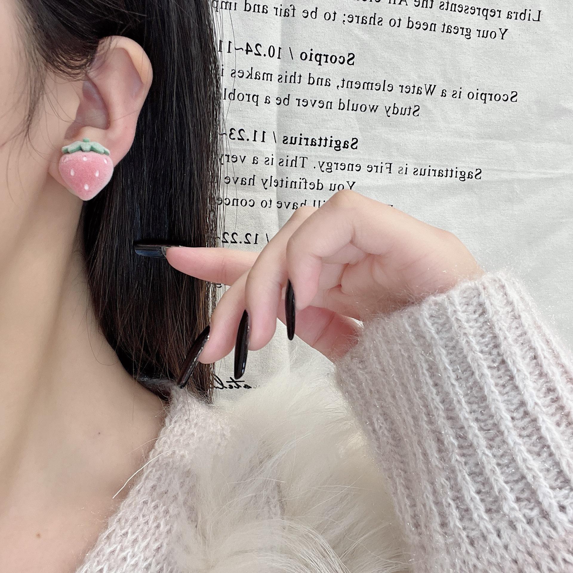 

Флокированные серьги в виде фруктового кролика: Милый, модный японский и корейский стиль 2024 года для женщин. AE060