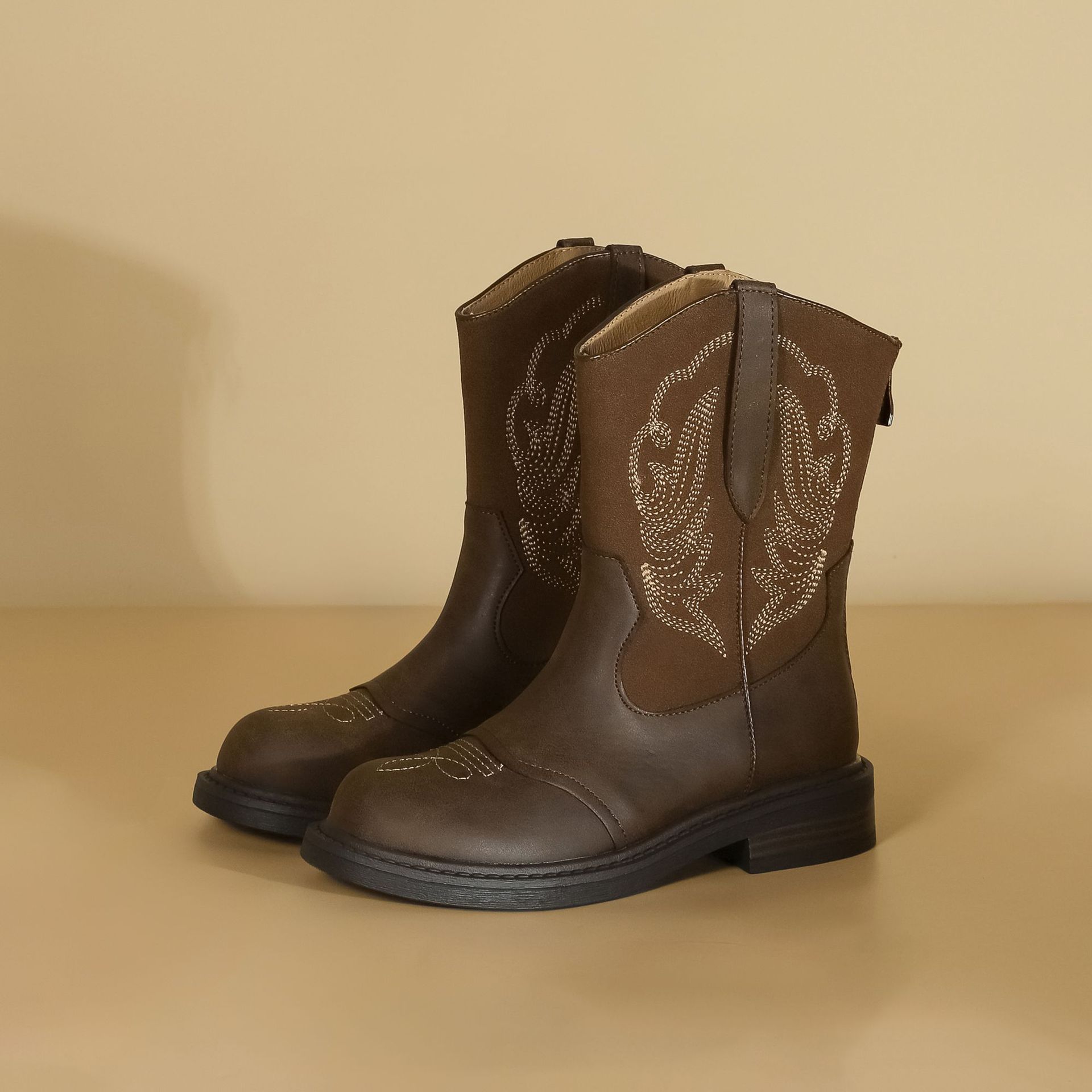 

Grape Mom 2025 новые вышитые ботфорты-чулки средней длины с V-образным вырезом, ковбойские сапоги в западном стиле, ботинки на небольшой толстой подошве с увеличением высоты 35