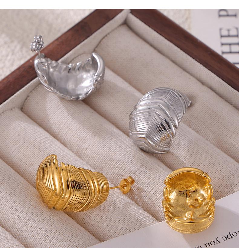 Vintage French Feather-Shaped Earrings, Elegant 18K Gold-Plated Titanium Steel, Retro Design, Versatile New Jewelry.