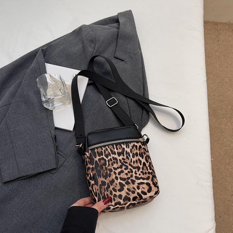 Leopard Print Crossbody Bags for Women Fashion Casual Shoulder Bag Lightweight Phone Purse Versatile Office Daily Small Bag AVE