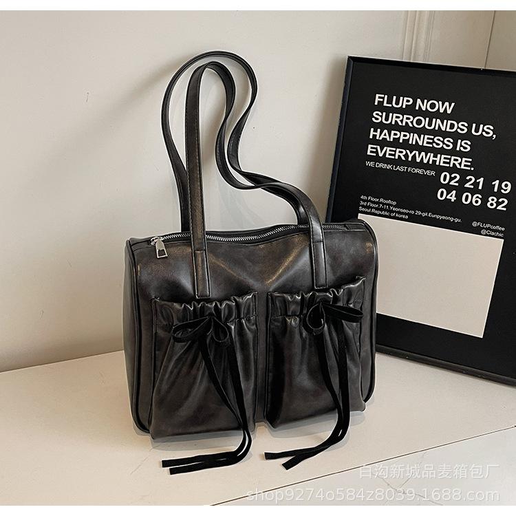 

Commuter retro underarm bag women s 2025 new autumn simple tote bag large capacity shoulder pleated briefcase чёрный