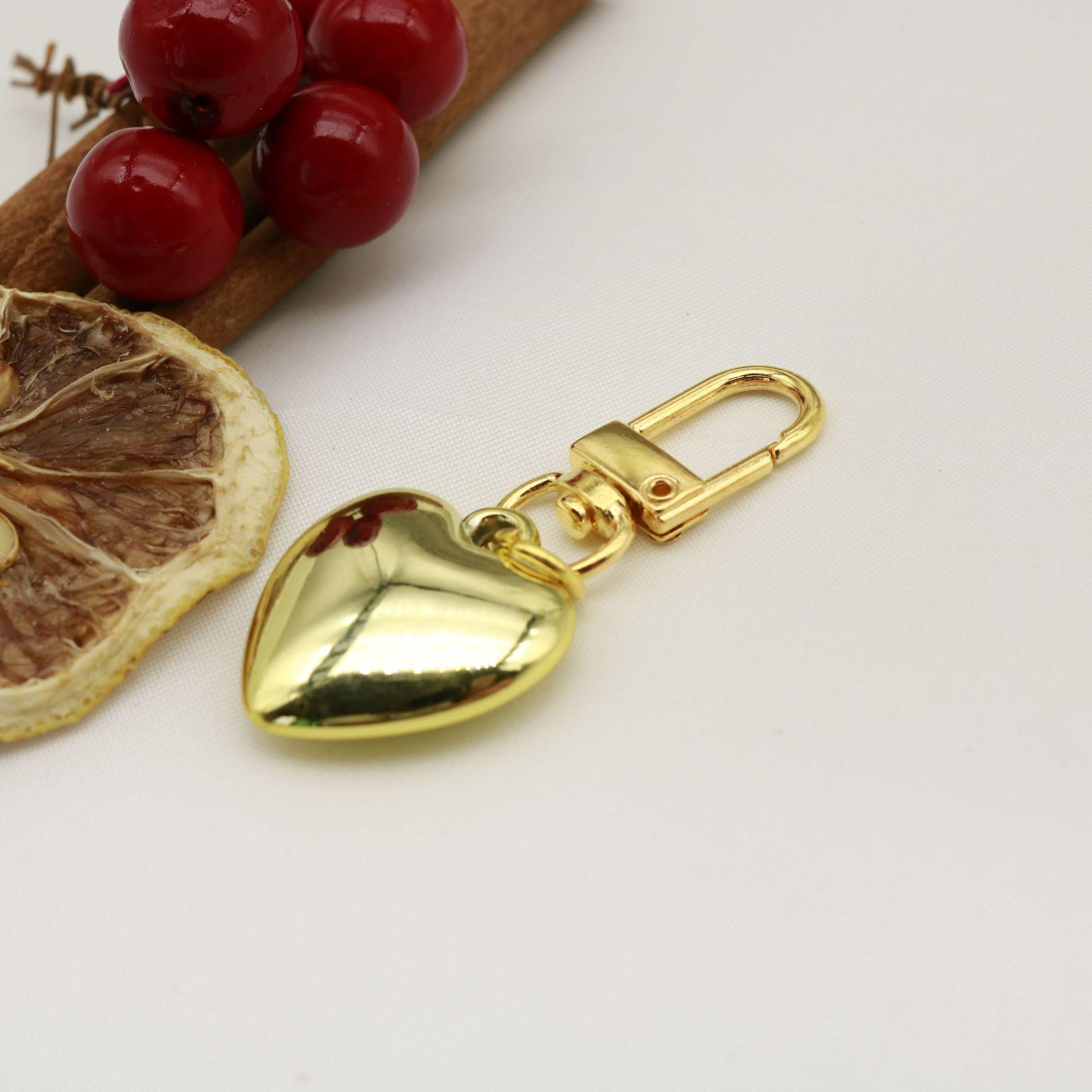 Trendy 3D Hollow Heart Pendant Keychain - Cute Fashion Accessory