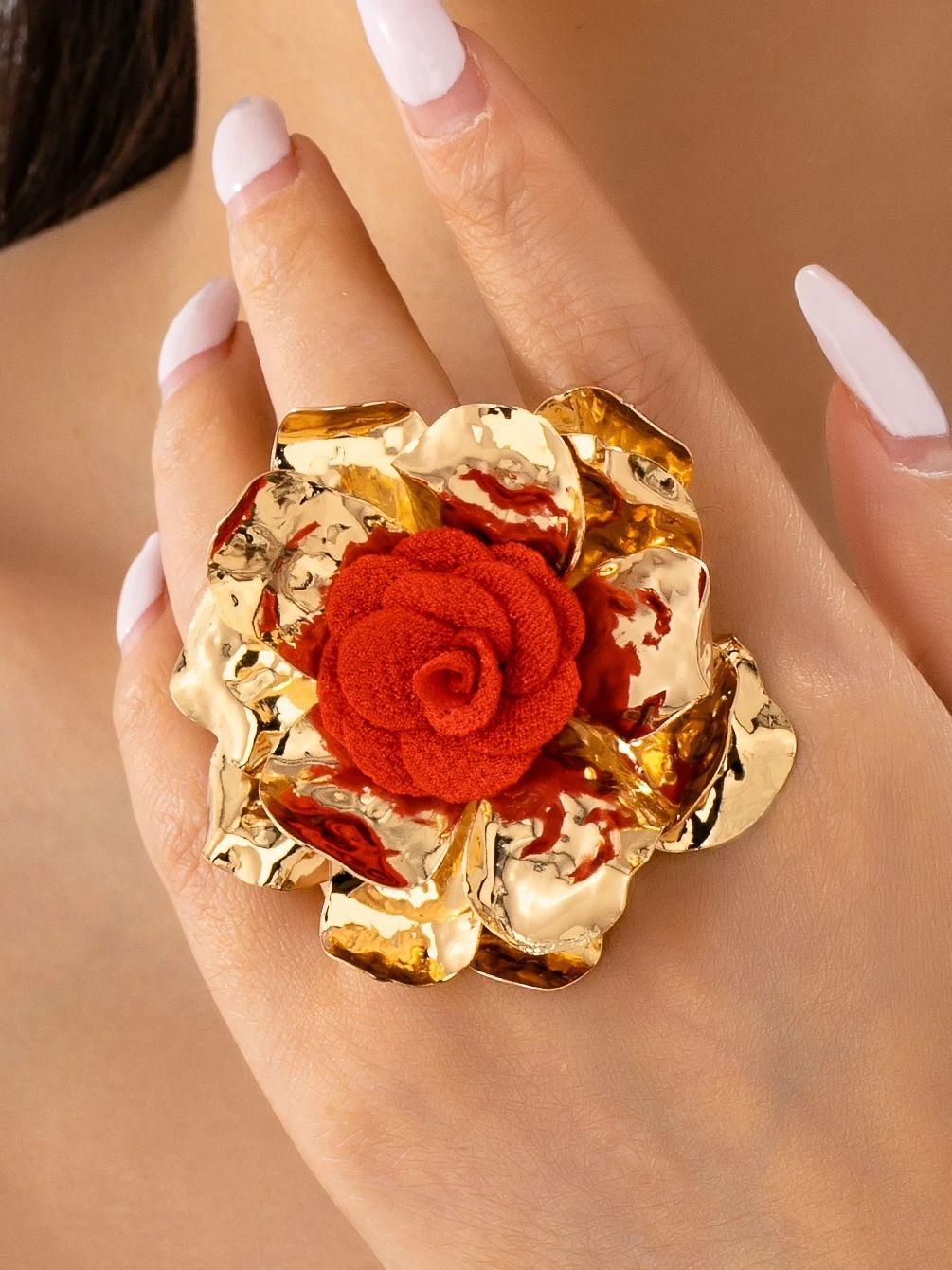 

A Women s Ring with a Metal Flower Design and a Red Fabric Flower Center, Suitable for Wearing at Banquets and Cocktail Parties золотой