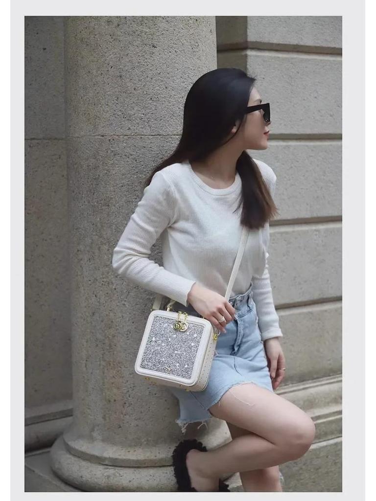 Yuhua Stone Retro Tofu Diamond Crossbody Bag - Small, Stylish, High-end Commuter.