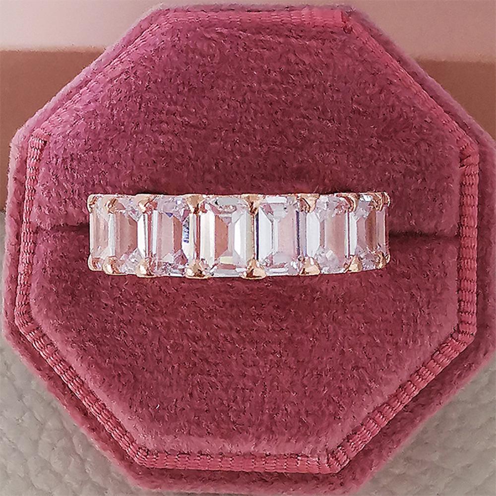 Luxury Zircon Gem Diamond Band Ring with Niche Appeal