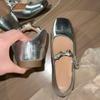 2025 neue französische quadratische Zehenpartie flache Sohle Schuhe Weiblichkeit Nische Blumen Wort mit silbernen Mary Jane Schuhen Damenschuhe