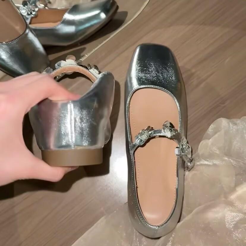 2025 neue französische quadratische Zehenpartie flache Sohle Schuhe Weiblichkeit Nische Blumen Wort mit silbernen Mary Jane Schuhen Damenschuhe