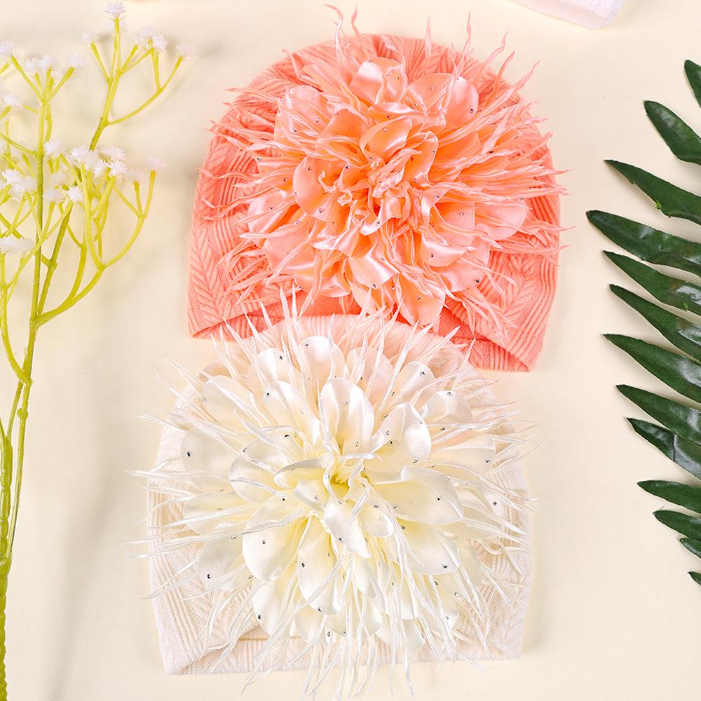 Cappello per la protezione della fontanella per bambini con fiore di camelia e strass