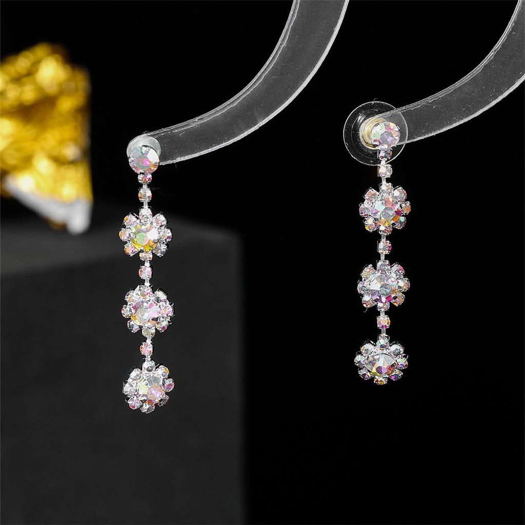 Enkle og allsidige geometriske AB rhinestone øredobber nisjedesign snøfnuggformede øredobber dameøredobber 1 par