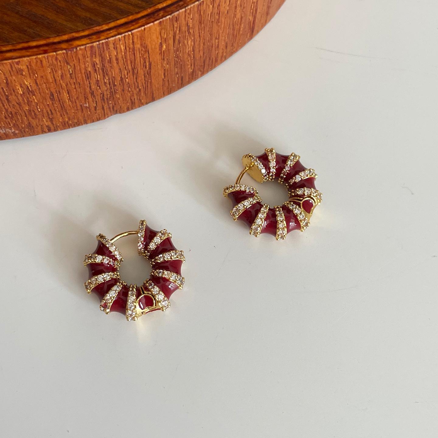 French Court-Style Enamel Drip Glaze Earrings with Zirconia: Fashionable Light Luxury Ear Cuffs красный