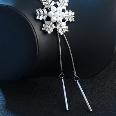 Fashion Women's Elegant Charm Necklace Snowflake Shaped Rhinestones Inlay Faux Pearls Pendant Dangle Long Necklace Adjustable Tassel Sweater Chain