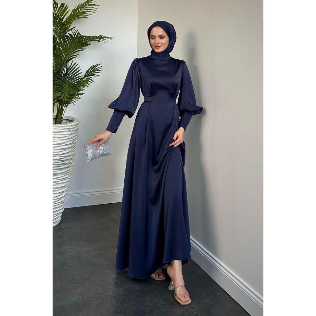 Emora Gürtelkleid aus Satin Schwarz