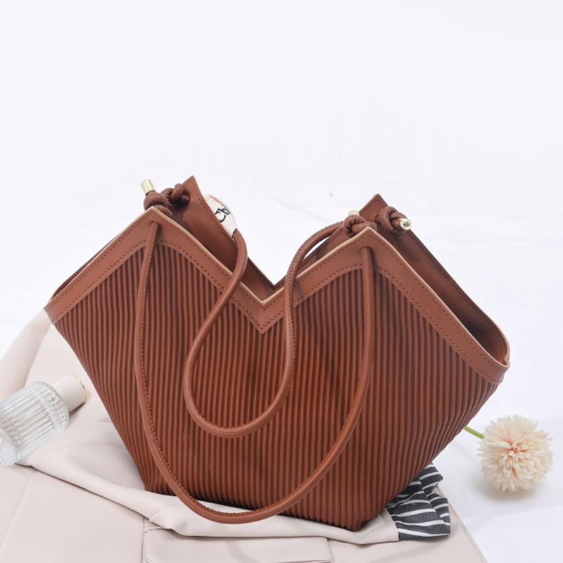 Neutral Style Bags Are Suitable for Daily Use At Work They Are Fashiable and Simple, Featuring a Single Shoulder Strap.