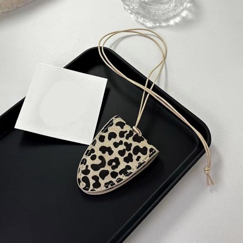 Elegant Leopard Pattern Neckpiece Featuring Magnetic Closure Stylish And Versatile Jewelry for Fashion Enthusiasts