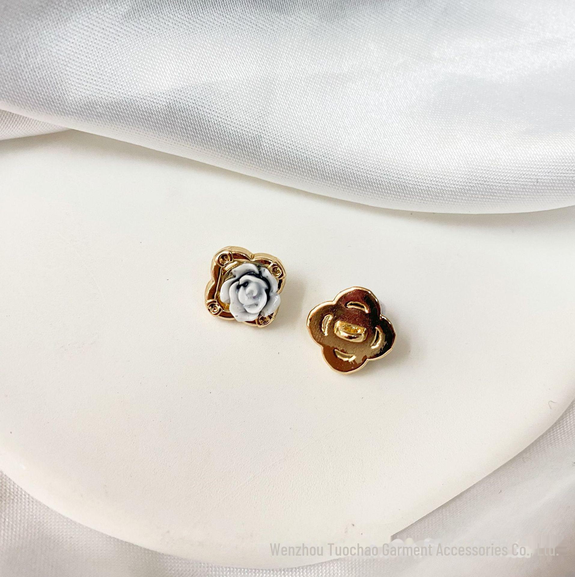 

Вязаный шифоновый свитер с изображением весенней розы и пуговицами из металлического сплава