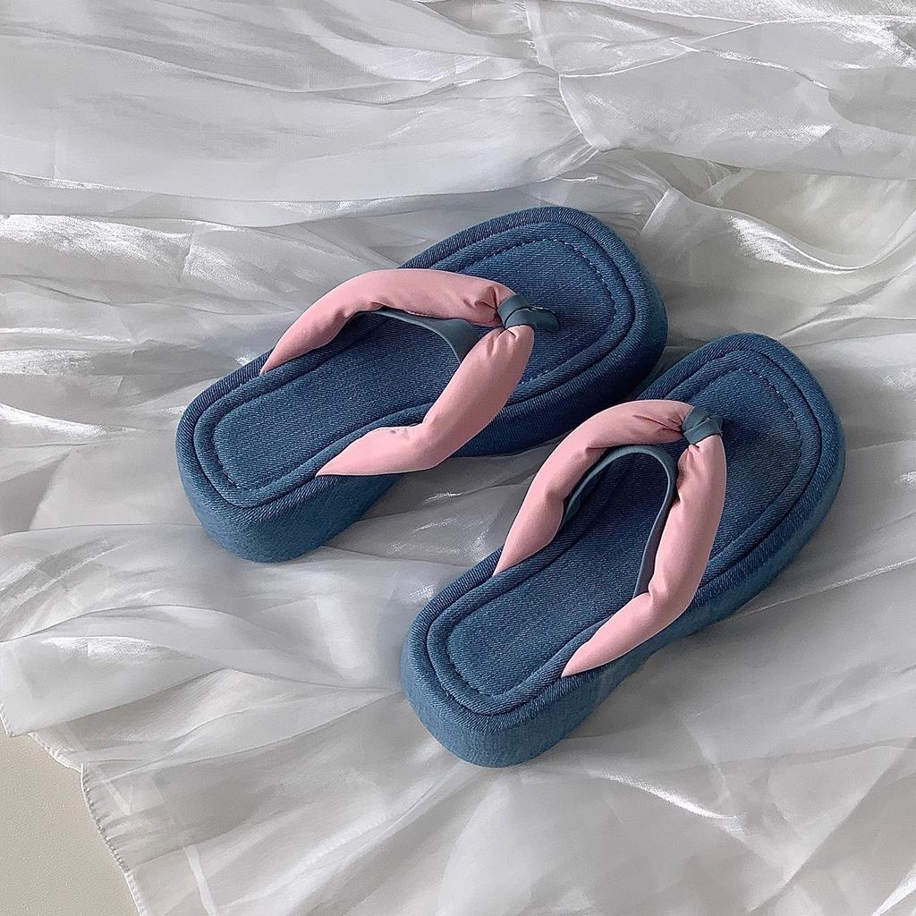 Women's shoes are not tired to wear outside in summer. The new thick-soled flip-flops are high-end with skirts and cool slippers.