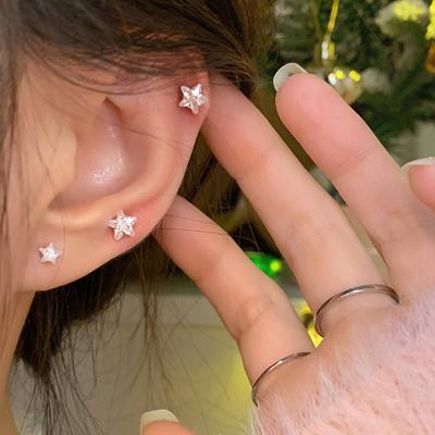 Stříbrné náušnice S925 MINI piercing do kochleárního náušnice Sladká elegantní zářivá hvězda Napichovací náušnice Kompaktní složená pěticípá hvězda se zirkony