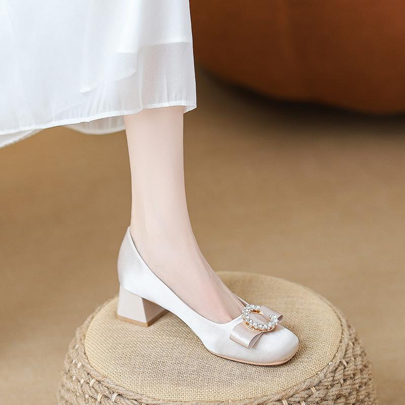 Mom wedding shoes medium heel not tired feet soft sole small single shoes satin square head thick heel cheongsam high heels women 2025