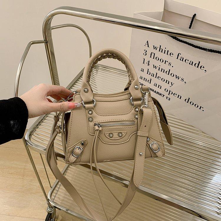 Niche Retro Rivet Locomotive Bag, Women's Bag, Sweet, Cool, Foreign, Versatile, Large-capacity Shoulder Messenger Bag, Women's Handbag.