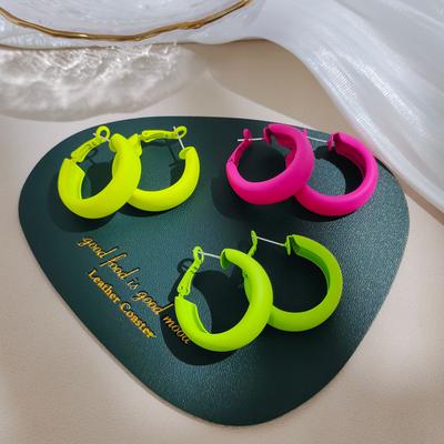 Арилові сережки солодкого кольору. Літні модні жіночі сережки. Кольорові прості сережки-кігті. Милі сережки-ланцюжки.